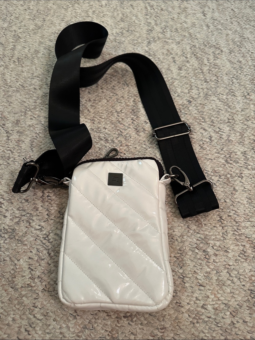 think Royln NWOT White Quilted Crossbody Phone Bag with Wide Black Strap